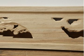 欄間を新規製作!ご希望のサイズで、デザインは中央に家紋、まわりに松の彫刻。色味は提供いただいた画像に近しい色味で着色。(明かり取り、明り取り、建具)