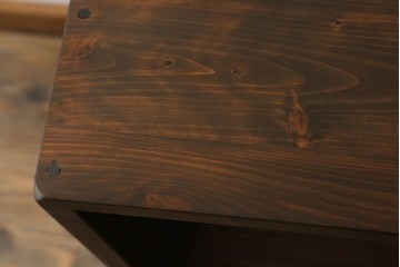 マス目棚を2台新規製作!脚を取り外せる仕様にし、自然な茶色に着色仕上げ。(飾り棚、本棚、ディスプレイラック、オープンラック、ブックシェルフ、オープンシェルフ)
