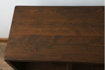 マス目棚を2台新規製作!脚を取り外せる仕様にし、自然な茶色に着色仕上げ。(飾り棚、本棚、ディスプレイラック、オープンラック、ブックシェルフ、オープンシェルフ)