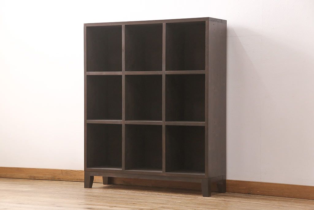 脚付きマス目棚を新規製作!　ご希望の棚の内寸に合わせて作成。濃いブラウンで着色。