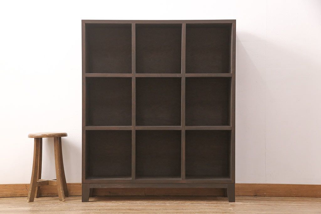 脚付きマス目棚を新規製作!　ご希望の棚の内寸に合わせて作成。濃いブラウンで着色。