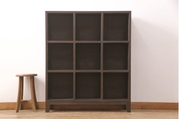 脚付きマス目棚を新規製作!　ご希望の棚の内寸に合わせて作成。濃いブラウンで着色。