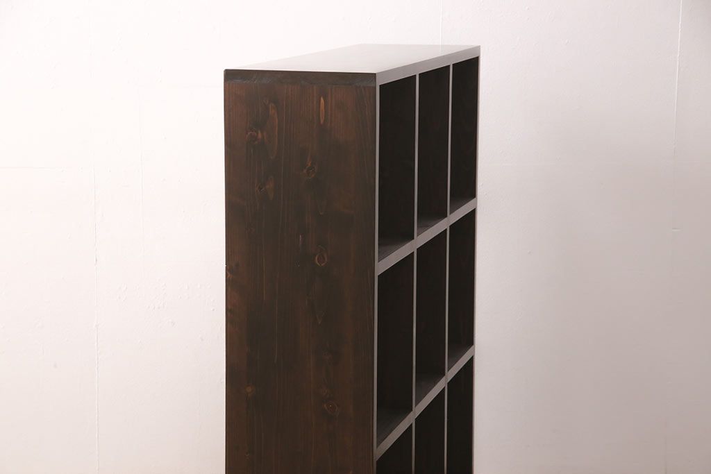 脚付きマス目棚を新規製作!　ご希望の棚の内寸に合わせて作成。濃いブラウンで着色。