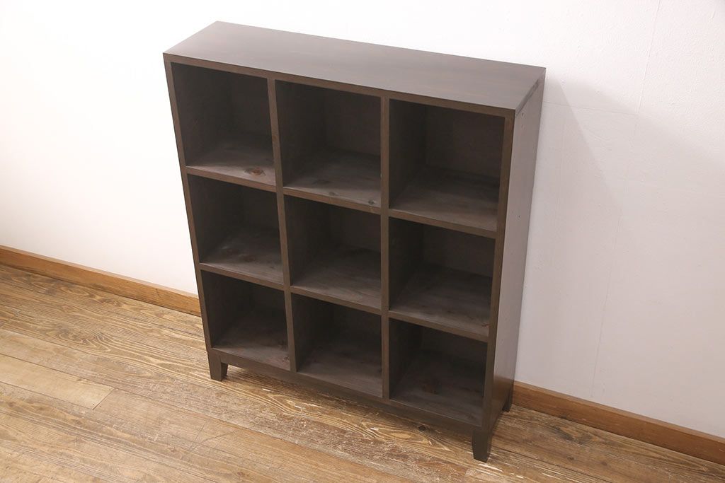 脚付きマス目棚を新規製作!　ご希望の棚の内寸に合わせて作成。濃いブラウンで着色。