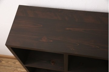 脚付きマス目棚を新規製作!　ご希望の棚の内寸に合わせて作成。濃いブラウンで着色。