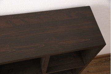 脚付きマス目棚を新規製作!　ご希望の棚の内寸に合わせて作成。濃いブラウンで着色。