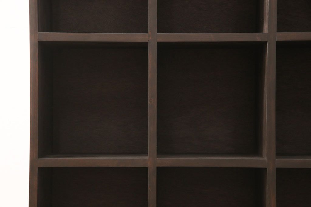 脚付きマス目棚を新規製作!　ご希望の棚の内寸に合わせて作成。濃いブラウンで着色。
