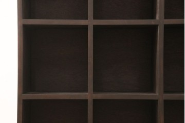 脚付きマス目棚を新規製作!　ご希望の棚の内寸に合わせて作成。濃いブラウンで着色。