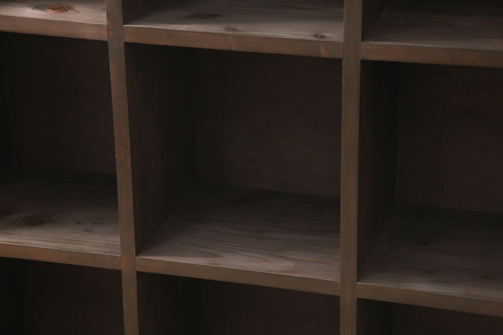 脚付きマス目棚を新規製作!　ご希望の棚の内寸に合わせて作成。濃いブラウンで着色。