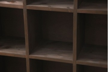 脚付きマス目棚を新規製作!　ご希望の棚の内寸に合わせて作成。濃いブラウンで着色。
