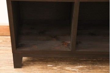 脚付きマス目棚を新規製作!　ご希望の棚の内寸に合わせて作成。濃いブラウンで着色。