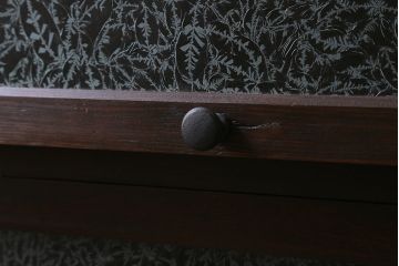 パタパタ扉の下駄箱を新規製作!本体はヒノキ無垢材、扉は古材に結霜ガラスを組み入れ。取っ手を取り付け。濃い茶色で着色し仕上げ。(収納棚、戸棚、ロッカー)