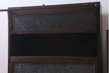 パタパタ扉の下駄箱を新規製作!本体はヒノキ無垢材、扉は古材に結霜ガラスを組み入れ。取っ手を取り付け。濃い茶色で着色し仕上げ。(収納棚、戸棚、ロッカー)