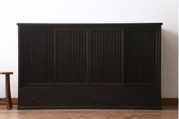 水屋箪笥サイドボードを新規製作!当店商品を参考にデザイン。ヒノキ無垢材を使用。アンティークの取っ手を取り付け。濃い茶色で着色し仕上げ。(サイドキャビネット、収納棚、戸棚、下駄箱、格子戸)