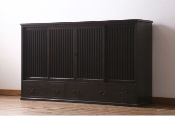 水屋箪笥サイドボードを新規製作!当店商品を参考にデザイン。ヒノキ無垢材を使用。アンティークの取っ手を取り付け。濃い茶色で着色し仕上げ。(サイドキャビネット、収納棚、戸棚、下駄箱、格子戸)