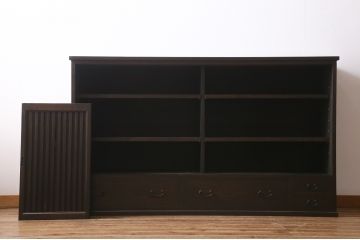 水屋箪笥サイドボードを新規製作!当店商品を参考にデザイン。ヒノキ無垢材を使用。アンティークの取っ手を取り付け。濃い茶色で着色し仕上げ。(サイドキャビネット、収納棚、戸棚、下駄箱、格子戸)