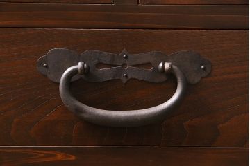 小引き出しを新規製作!明治期の箪笥の金具を取り付け。ヒノキ無垢材を使用。濃い茶色で着色し仕上げ。(チェスト、引き出し)
