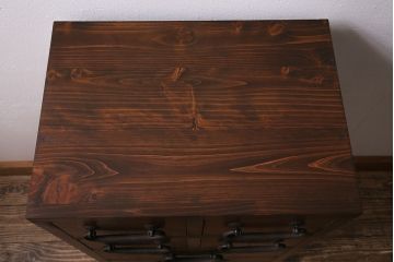 小引き出しを新規製作!明治期の箪笥の金具を取り付け。ヒノキ無垢材を使用。濃い茶色で着色し仕上げ。(チェスト、引き出し)