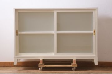 カウンターキャビネットを新規製作!収納部はセパレートさせ、可動式の棚板を設置。すりガラスを組み入れ。真鍮製の引き手、木製脚を取り付け。アイランド式の為背面までホワイトのペイント仕上げ。(収納棚、戸棚)