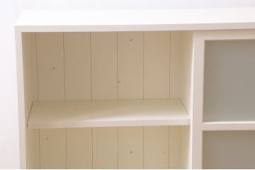 カウンターキャビネットを新規製作!収納部はセパレートさせ、可動式の棚板を設置。すりガラスを組み入れ。真鍮製の引き手、木製脚を取り付け。アイランド式の為背面までホワイトのペイント仕上げ。(収納棚、戸棚)
