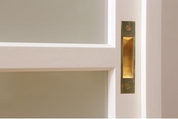 カウンターキャビネットを新規製作!収納部はセパレートさせ、可動式の棚板を設置。すりガラスを組み入れ。真鍮製の引き手、木製脚を取り付け。アイランド式の為背面までホワイトのペイント仕上げ。(収納棚、戸棚)