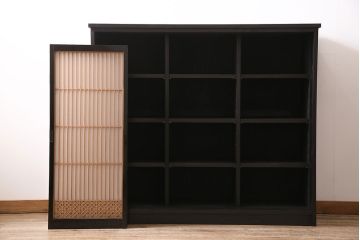 サイドボードを新規製作!アンティーク書院戸を建具として利用。本体はヒノキ無垢材を使用。収納部は3つに仕切り、可動式の棚板を設置。ブラックで塗装し仕上げ。(収納棚、戸棚、キャビネット)