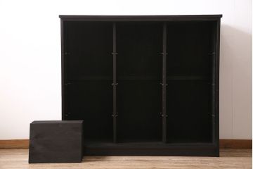 サイドボードを新規製作!アンティーク書院戸を建具として利用。本体はヒノキ無垢材を使用。収納部は3つに仕切り、可動式の棚板を設置。ブラックで塗装し仕上げ。(収納棚、戸棚、キャビネット)