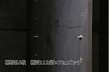 サイドボードを新規製作!アンティーク書院戸を建具として利用。本体はヒノキ無垢材を使用。収納部は3つに仕切り、可動式の棚板を設置。ブラックで塗装し仕上げ。(収納棚、戸棚、キャビネット)