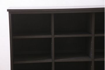 サイドボードを新規製作!アンティーク書院戸を建具として利用。本体はヒノキ無垢材を使用。収納部は3つに仕切り、可動式の棚板を設置。ブラックで塗装し仕上げ。(収納棚、戸棚、キャビネット)
