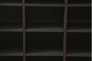 サイドボードを新規製作!アンティーク書院戸を建具として利用。本体はヒノキ無垢材を使用。収納部は3つに仕切り、可動式の棚板を設置。ブラックで塗装し仕上げ。(収納棚、戸棚、キャビネット)