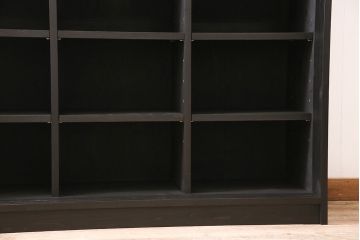 サイドボードを新規製作!アンティーク書院戸を建具として利用。本体はヒノキ無垢材を使用。収納部は3つに仕切り、可動式の棚板を設置。ブラックで塗装し仕上げ。(収納棚、戸棚、キャビネット)
