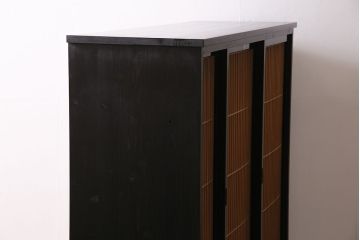 サイドボードを新規製作!アンティーク書院戸を建具として利用。本体はヒノキ無垢材を使用。収納部は3つに仕切り、可動式の棚板を設置。ブラックで塗装し仕上げ。(収納棚、戸棚、キャビネット)