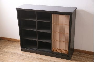 サイドボードを新規製作!アンティーク書院戸を建具として利用。本体はヒノキ無垢材を使用。収納部は3つに仕切り、可動式の棚板を設置。ブラックで塗装し仕上げ。(収納棚、戸棚、キャビネット)