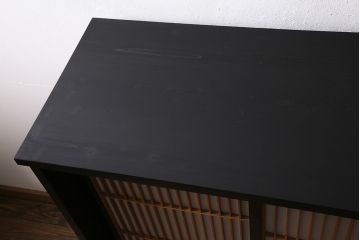 サイドボードを新規製作!アンティーク書院戸を建具として利用。本体はヒノキ無垢材を使用。収納部は3つに仕切り、可動式の棚板を設置。ブラックで塗装し仕上げ。(収納棚、戸棚、キャビネット)