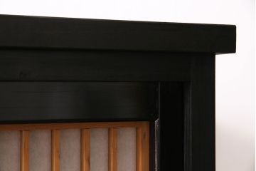 サイドボードを新規製作!アンティーク書院戸を建具として利用。本体はヒノキ無垢材を使用。収納部は3つに仕切り、可動式の棚板を設置。ブラックで塗装し仕上げ。(収納棚、戸棚、キャビネット)