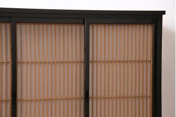 サイドボードを新規製作!アンティーク書院戸を建具として利用。本体はヒノキ無垢材を使用。収納部は3つに仕切り、可動式の棚板を設置。ブラックで塗装し仕上げ。(収納棚、戸棚、キャビネット)