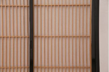 サイドボードを新規製作!アンティーク書院戸を建具として利用。本体はヒノキ無垢材を使用。収納部は3つに仕切り、可動式の棚板を設置。ブラックで塗装し仕上げ。(収納棚、戸棚、キャビネット)