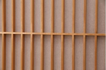 サイドボードを新規製作!アンティーク書院戸を建具として利用。本体はヒノキ無垢材を使用。収納部は3つに仕切り、可動式の棚板を設置。ブラックで塗装し仕上げ。(収納棚、戸棚、キャビネット)