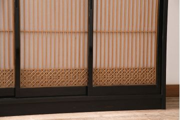 サイドボードを新規製作!アンティーク書院戸を建具として利用。本体はヒノキ無垢材を使用。収納部は3つに仕切り、可動式の棚板を設置。ブラックで塗装し仕上げ。(収納棚、戸棚、キャビネット)