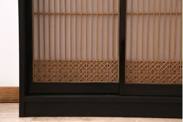 サイドボードを新規製作!アンティーク書院戸を建具として利用。本体はヒノキ無垢材を使用。収納部は3つに仕切り、可動式の棚板を設置。ブラックで塗装し仕上げ。(収納棚、戸棚、キャビネット)