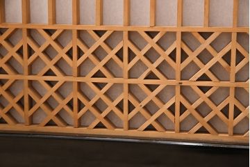サイドボードを新規製作!アンティーク書院戸を建具として利用。本体はヒノキ無垢材を使用。収納部は3つに仕切り、可動式の棚板を設置。ブラックで塗装し仕上げ。(収納棚、戸棚、キャビネット)