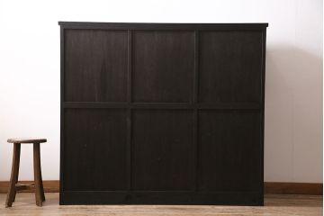サイドボードを新規製作!アンティーク書院戸を建具として利用。本体はヒノキ無垢材を使用。収納部は3つに仕切り、可動式の棚板を設置。ブラックで塗装し仕上げ。(収納棚、戸棚、キャビネット)