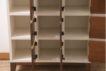 扉付きマス目棚を新規製作!本体はヒノキ無垢材、前板は古材を使用。木製脚を取り付け。アンティークホワイトのペイント仕上げ。(収納棚、戸棚、キャビネット、ロッカー)