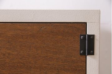 扉付きマス目棚を新規製作!本体はヒノキ無垢材、前板は古材を使用。木製脚を取り付け。アンティークホワイトのペイント仕上げ。(収納棚、戸棚、キャビネット、ロッカー)