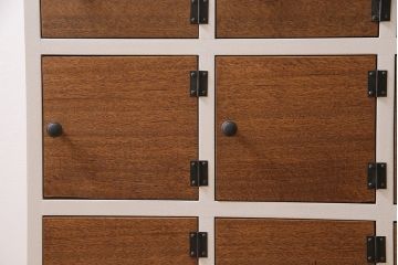 扉付きマス目棚を新規製作!本体はヒノキ無垢材、前板は古材を使用。木製脚を取り付け。アンティークホワイトのペイント仕上げ。(収納棚、戸棚、キャビネット、ロッカー)