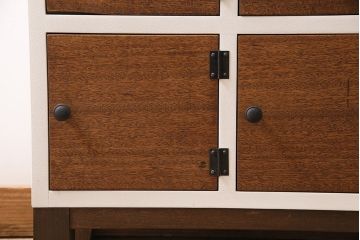 扉付きマス目棚を新規製作!本体はヒノキ無垢材、前板は古材を使用。木製脚を取り付け。アンティークホワイトのペイント仕上げ。(収納棚、戸棚、キャビネット、ロッカー)