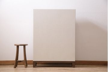 扉付きマス目棚を新規製作!本体はヒノキ無垢材、前板は古材を使用。木製脚を取り付け。アンティークホワイトのペイント仕上げ。(収納棚、戸棚、キャビネット、ロッカー)