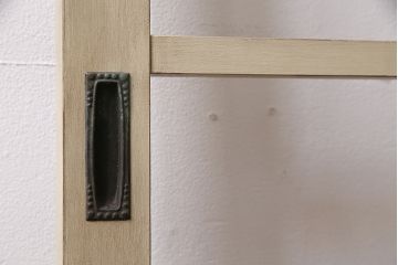 ペイントドアを新規製作!クリアガラスを組み入れ。引き手を取り付け。モカベージュのエイジング塗装で仕上げ。(ガラス戸、扉、建具)