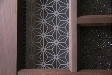 引き戸を新規製作!当店商品を参考にデザイン。麻の葉模様ガラスを組み入れ。表示錠、引き手、戸車を取り付け。(建具)