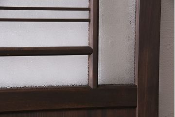 引き戸を新規製作!当店商品を参考にデザイン。麻の葉模様ガラスを組み入れ。表示錠、引き手、戸車を取り付け。(建具)